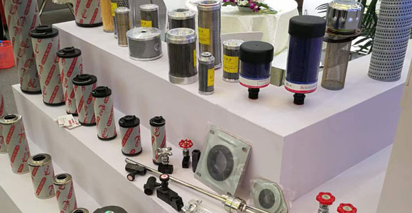 液壓油對(duì)液壓過濾器的使用壽命有何影響？要想知道這個(gè)答案那就要對(duì)液壓過濾器有了解才行，下面朝日液壓小編就給你整理一些有關(guān)液壓過濾器中液壓油的知識(shí)點(diǎn)哦。